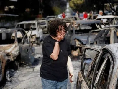 Пожежа поблизу Афін триває: загинув чоловік, на якого впав електричний стовп