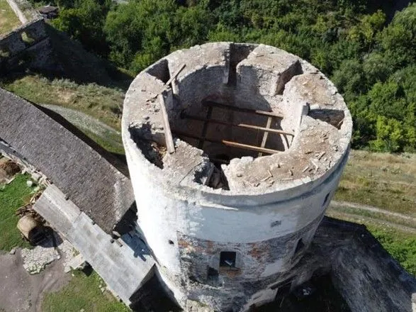 Буревій зірвав дах із Кам'янець-Подільської фортеці і пошкодив корпус