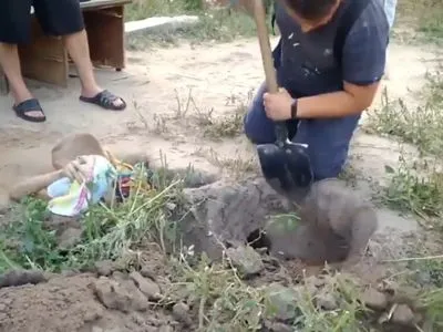 Хотел "измерить" глубину: мальчик в Винницкой области застрял в норе