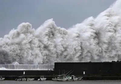Японию накроют два мощных тайфуна