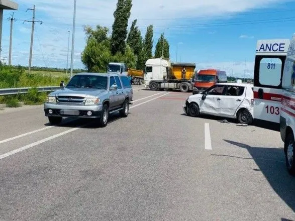 На Одесской трассе ДТП с пострадавшими: из-за столкновения легковушки с грузовиком возможно осложнение движения