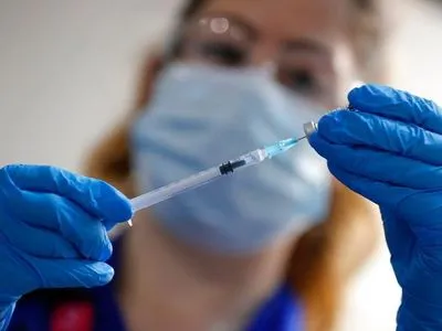 США збираються вводити додаткову дозу вакцини від COVID-19 людям з ослабленим імунітетом