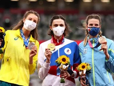 Міноборони планує провести розмову з призеркою Ігор-2020 Магучіх - усе через фото з росіянкою після фіналу у Токіо
