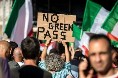 Тысячи демонстрантов вышли на улицы итальянских городов против введения COVID-пропуска