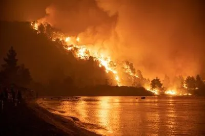 Шестой день лесных пожаров в Греции: пламя разрушает остров Эвия