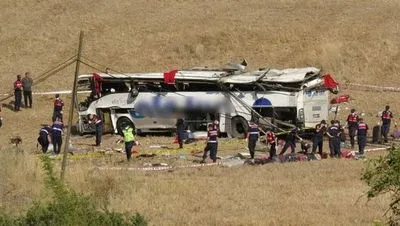 Четырнадцать человек погибли, еще 18 человек пострадали в результате опрокидывания автобуса в Турции