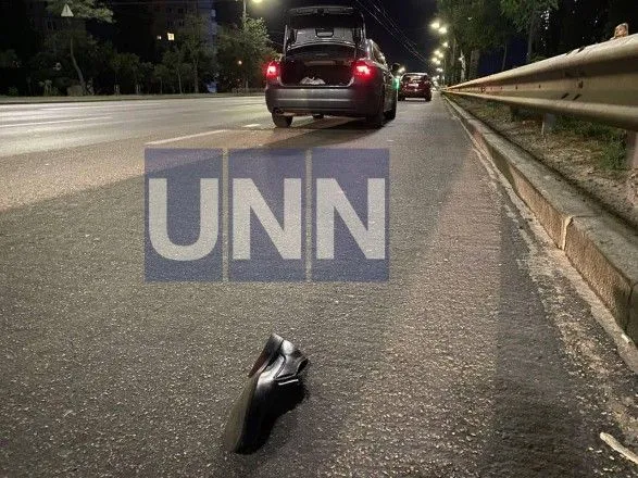 Злетіло взуття: у Києві чоловіка збила автівка, коли той перебігав дорогу