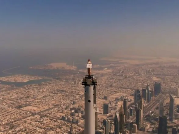 Стюардеса піднялась на верхівку Бурдж-Халіфа: в Emirates Airlines опублікували вражаючий ролик