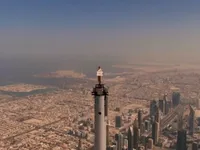 Стюардеса піднялась на верхівку Бурдж-Халіфа: в Emirates Airlines опублікували вражаючий ролик