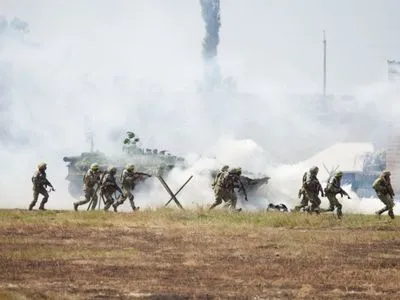 Українська армія відпрацювала стрільби з “Джавелінів” по броньованих об’єктах противника
