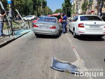 Из-за наезда авто на трамвайной остановке в Одессе пострадали три человека: детали масштабного ДТП
