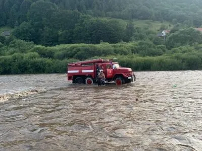 На Закарпатье трое детей оказались в ловушке посреди реки, поднявшейся в результате дождей