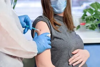 Власти США рекомендовали беременным вакцинироваться от COVID-19