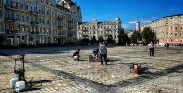 Волонтеры: чтобы очистить Софийскую площадь от следов дрифта понадобится три дня