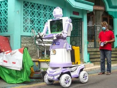 "Дельта-робот": в Индонезии из мусора создали помощника для изолированных из-за коронавируса