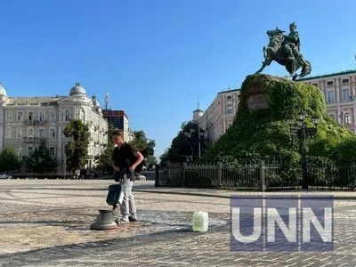 Софійську площу в Києві другий день поспіль намагаються відмити після скандального дрифту