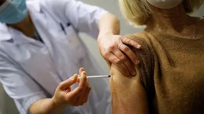 У Німеччині 8,5 тис. людей могли щепити фізрозчином замість вакцини від COVID-19: підозрюють медсестру