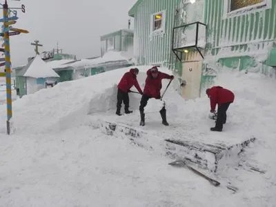 Вітер, снігопад та мороз: українські полярники з "Академіка Вернадського" показали фото засніженої станції
