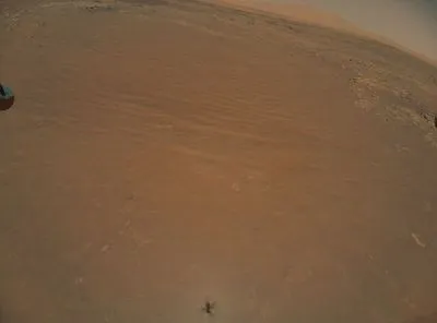 Вертолет Ingenuity сделал фотографию марсохода NASA на Красной планете