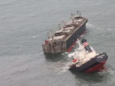 Біля берегів Японії сіло на мілину і розкололося судно - стався витік нафти