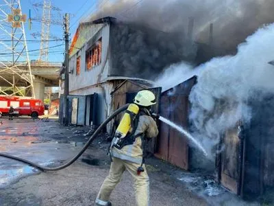 Крупный пожар в гаражном кооперативе в Киеве: машины экстренно вытягивали из гаражей