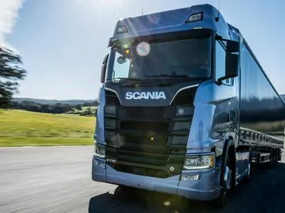 Конституція Пилипа Орлика на шведській вантажівці: Scania символічно "проїхалась" по українській автопромисловості