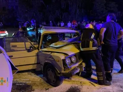 У Кривому Розі зіткнулися вантажівка та ВАЗ: тіло водія легковика вирізали рятувальники