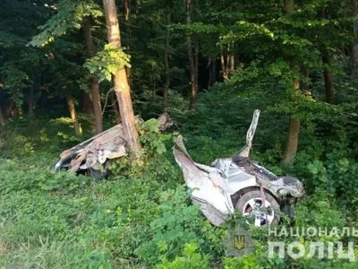На Волыни в ДТП автомобиль разорвало пополам: водитель погиб на месте, несовершеннолетний - в реанимации