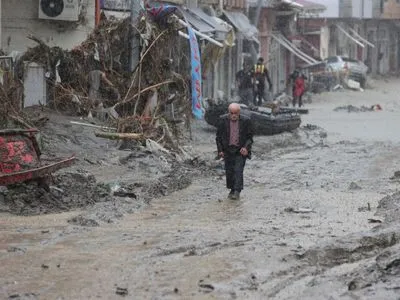 Число жертв наводнения на севере Турции возросло до 27