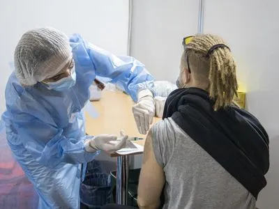 Хотя бы одну прививку от COVID-19 получили уже 4,5 млн украинцев