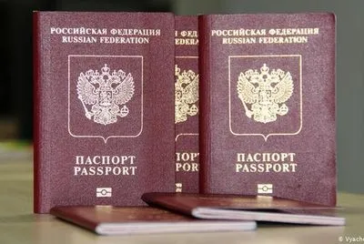 В России хотят изымать загранпаспорт у должников