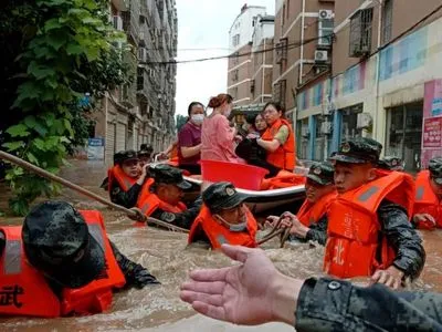 Из-за наводнений в Китае погибли не менее 21 человек. Пять городов объявили "красный" уровень тревоги из-за дождей