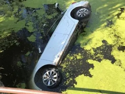 В Черкасской области автомобиль упал в реку: водитель и пассажир погибли