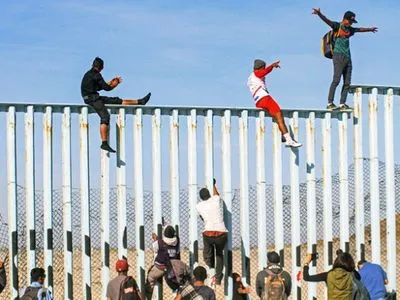 У США безпрецедентно зросла кількість мігрантів на кордоні з Мексикою