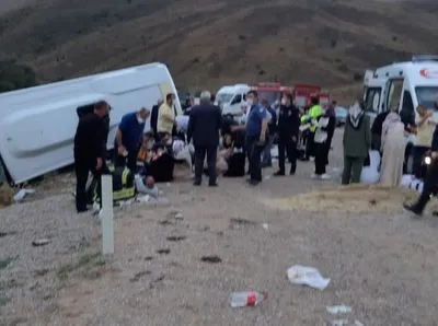 В Турции перевернулся автобус со студентами: десятки пострадавших