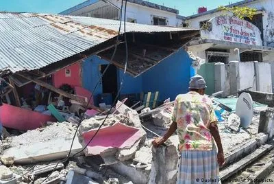 Внаслідок землетрусу в Гаїті загинуло вже майже 1300 людей