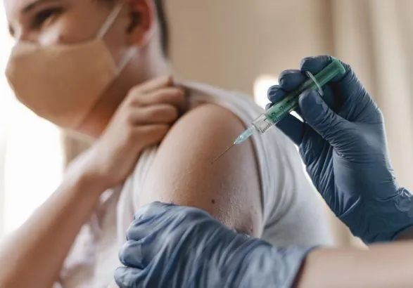 В Англии начинают вакцинацию подростков