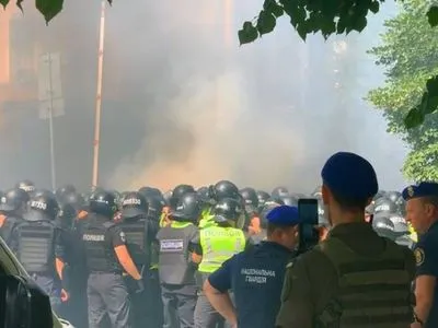 Акция Нацкорпуса под ОП: от слезоточивого газа пострадал видеооператор