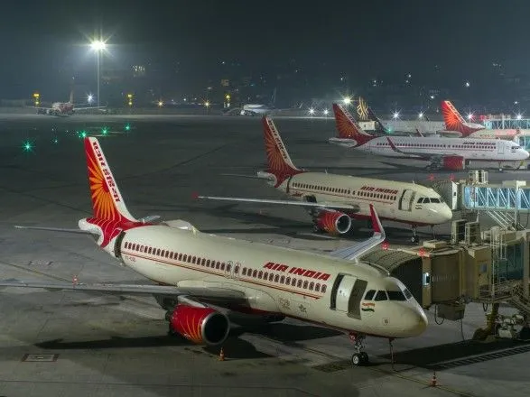 Канада продовжила заборону на пасажирські авіарейси з Індії