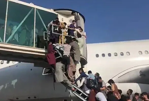vulitsi-kabula-sporozhnili-a-v-aeroportu-khaos-cherez-natovpi-okhochikh-pokinuti-afganistan