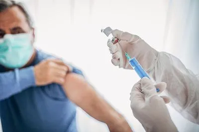 Третю дозу вакцини у США першими отримають медики та пенсіонери