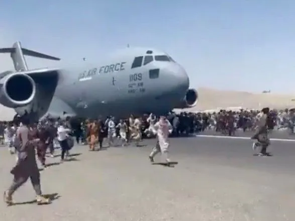 США призупинили евакуацію з аеропорту Кабула на тлі хаосу на злітній смузі