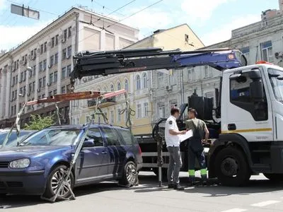"Водители безнаказанно паркуются на тротуарах": работа инспекторов в Киеве парализована из-за подозрений руководству