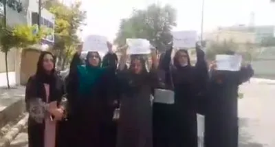 В Кабуле женщины провели первую акцию протеста против политики талибов