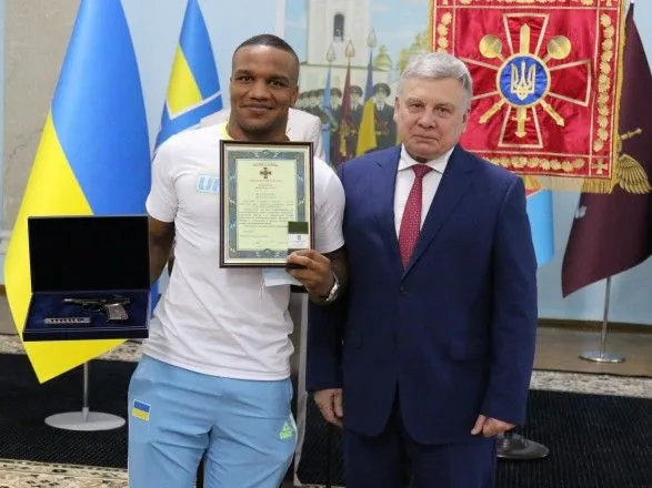 Беленюк отримав звання “старший лейтенант” та пістолет Макарова