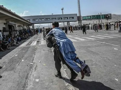 Ситуація в Афганістані: у результаті тисняви та паніки в аеропорту Кабула - загинули вже щонайменше 40 людей