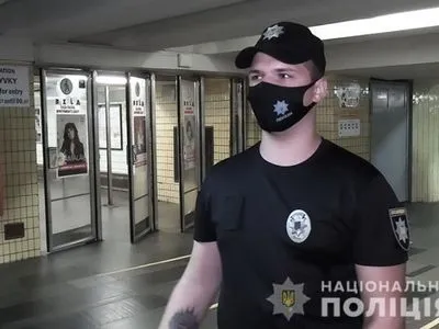 В киевском метро полицейский спас жизнь пассажиру, у которого случился сердечный приступ