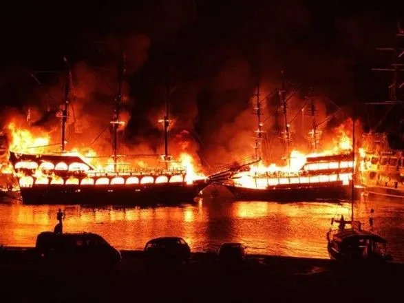 У Туреччині згоріло 4 екскурсійні судна: люди стрибали у воду, щоб врятуватися