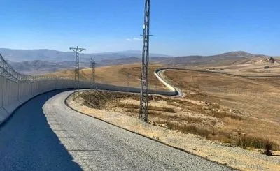 Туреччина будує стіну на кордоні, щоб запобігти напливу біженців з Афганістану