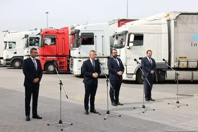 Польша отправит в Украину 20 грузовиков со средствами борьбы против COVID-19